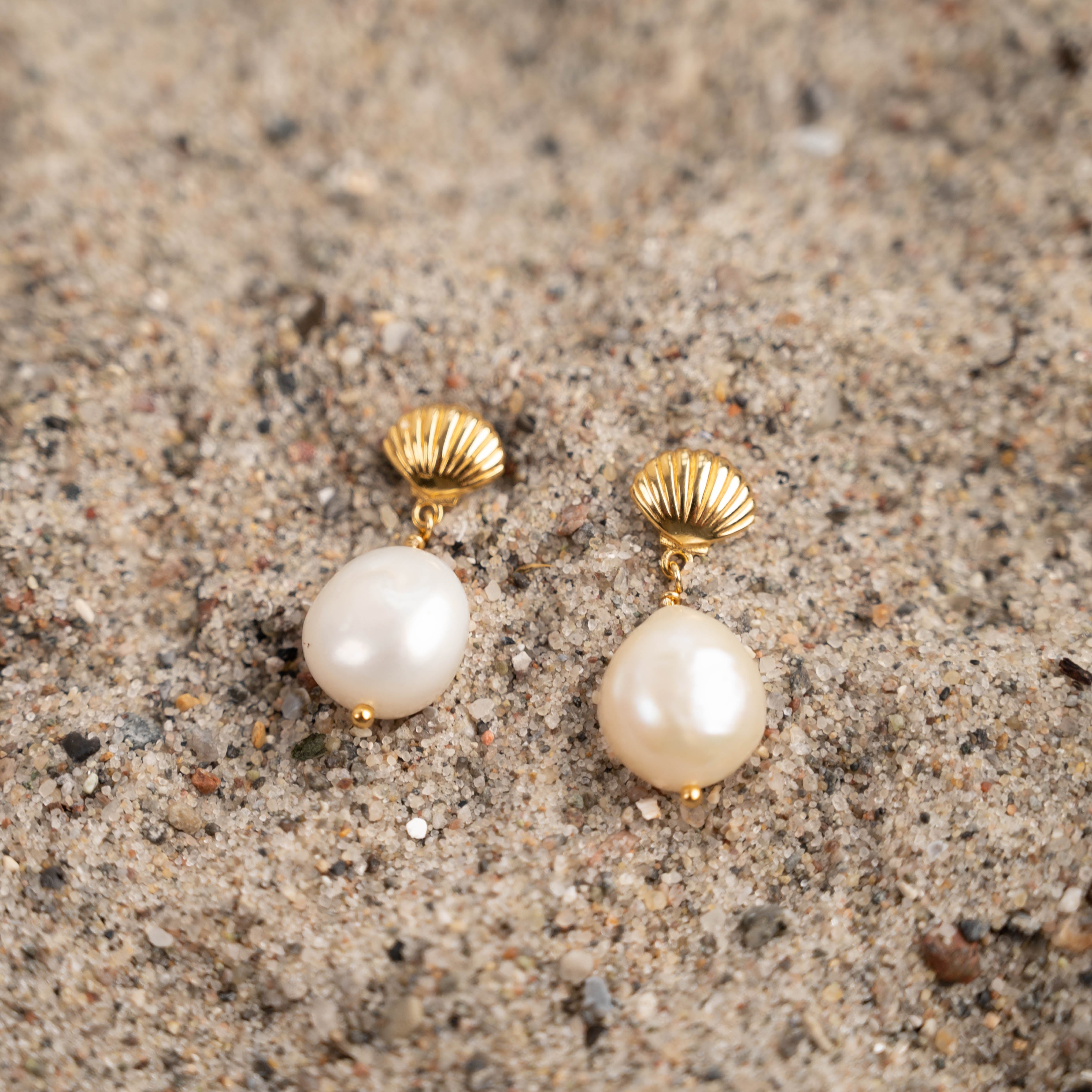 Guld øreringe med | vores perlesmykker til kvinder – Sisi Copenhagen