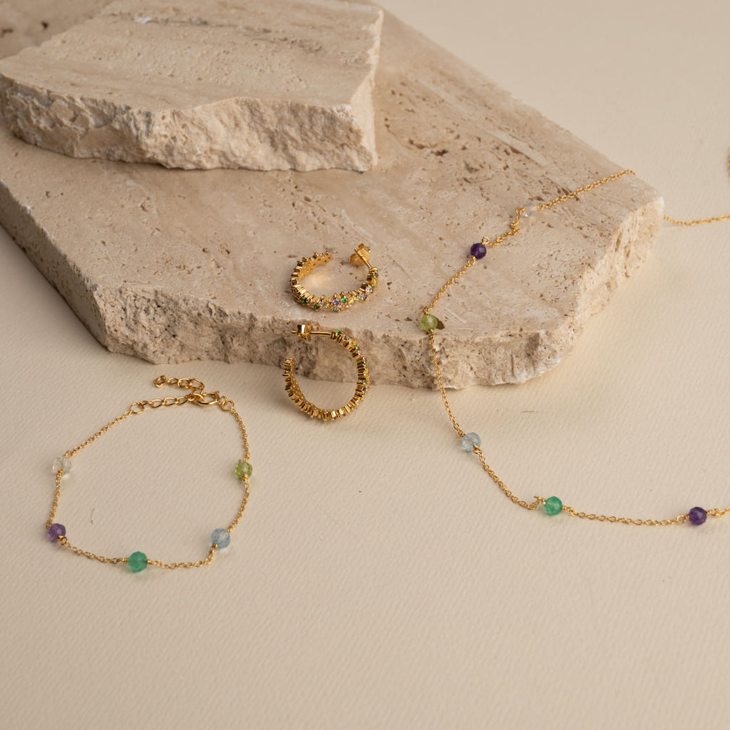 Sølv regnbue farvede halskæde fremstillet i bæredygtige materialer se hos smykkebutik østerbro sisi copenhagen.