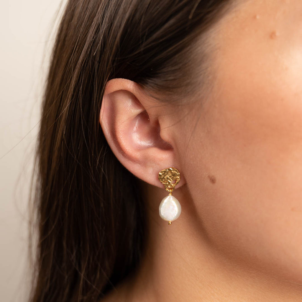 Guldbelagt sølv små øreringe traditionelle smykker med moderne twist se smykkebutik østerbrogade.