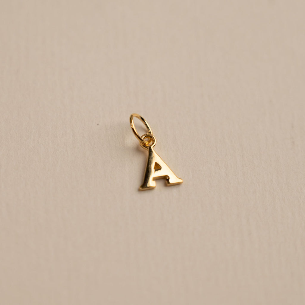 Guldbelagt sølv bogstavs halskæde fra dansk smykkefirma sisi smykker til kvinder se mere.
