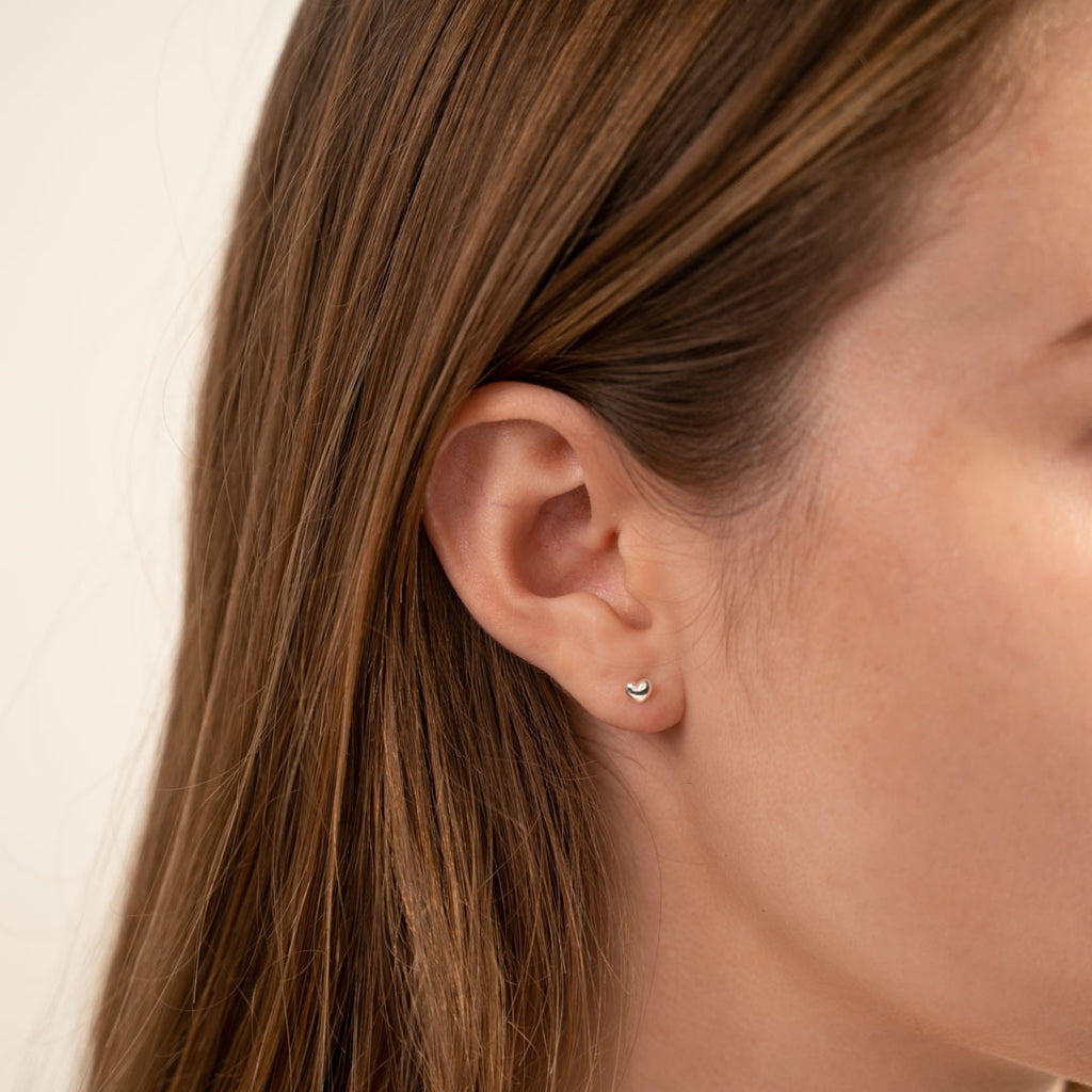 925 sterlingsølv mini ørestikker perle øreringe klassiske perler findes også i massiv guld sisi smykker til kvinder se mere.