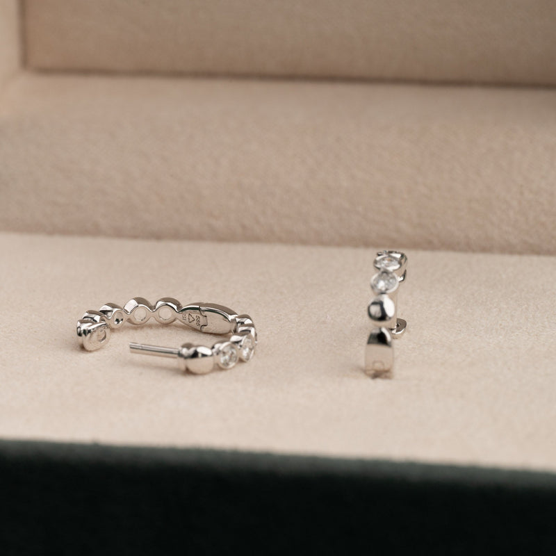 BEZEL DIAMOND CREOL EARRING - 0,20ct. - WG