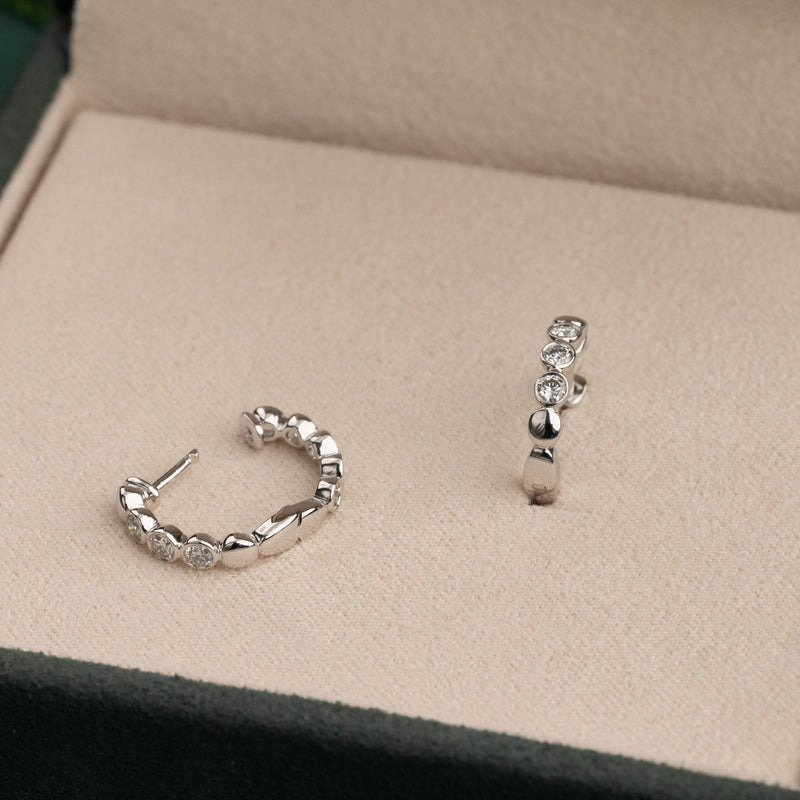 BEZEL DIAMOND CREOL EARRING - 0,20ct. - WG