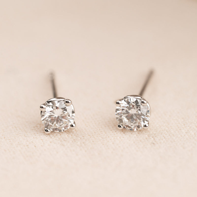 SOLITAIRE DIAMOND STUD EARRING - 0,50ct. - WG