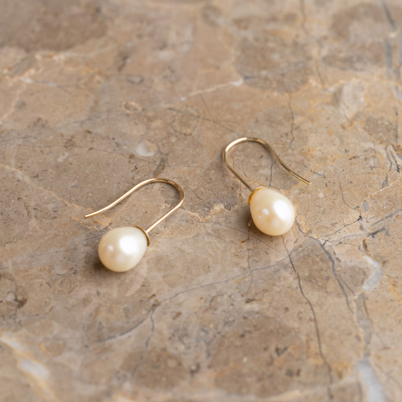 LILJA PEARL SOLID GOLD HOOK EARRING