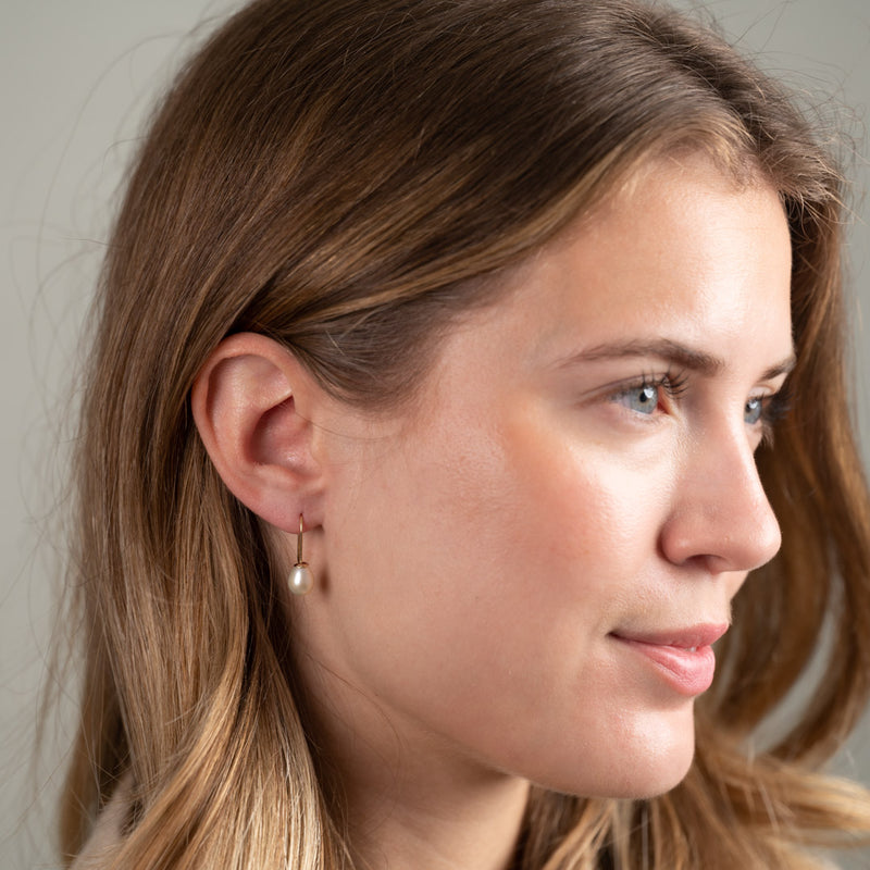 LILJA PEARL SOLID GOLD HOOK EARRING