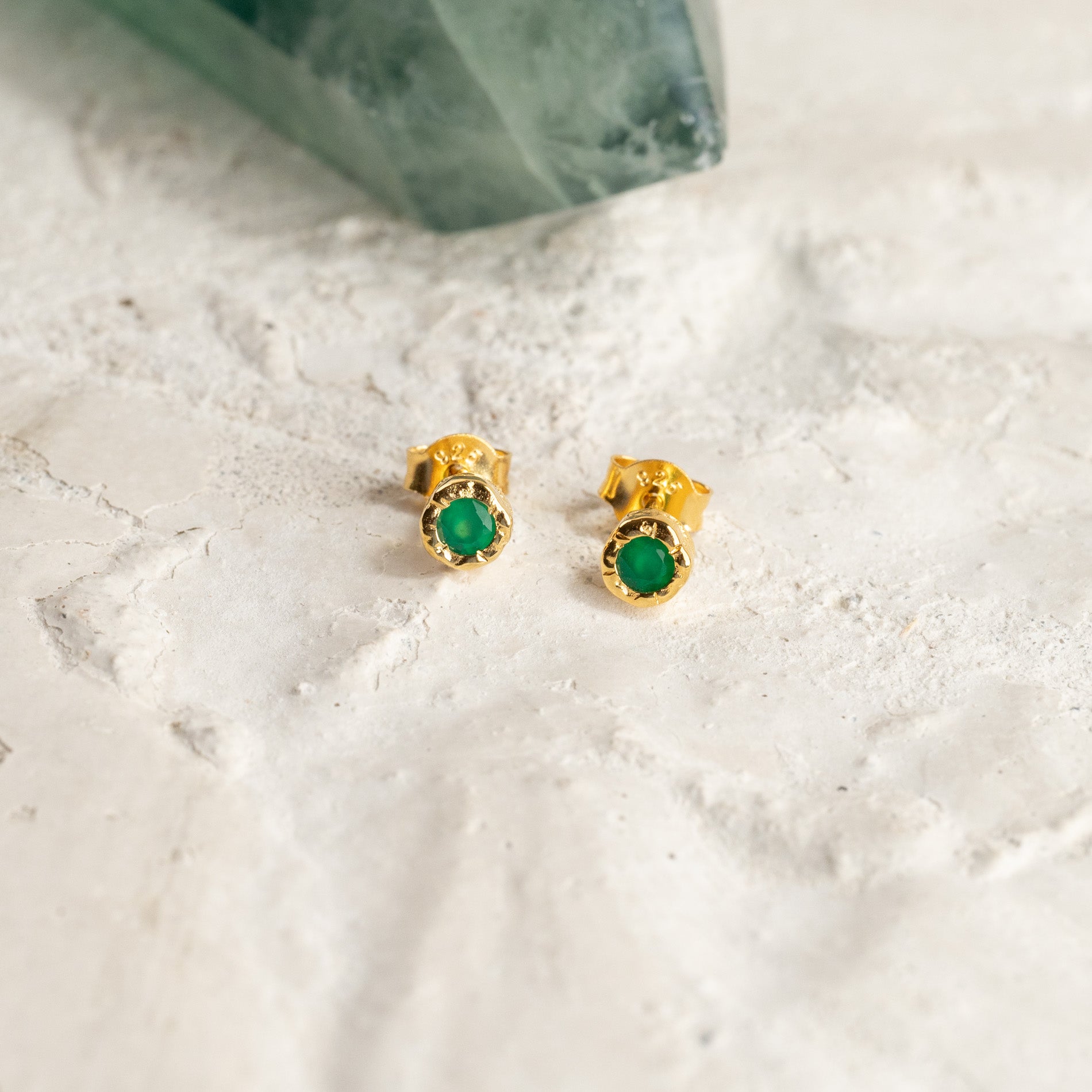 SELENE GREEN AGATE GOLDEN STUD EARRING | Fri fragt ved 249 