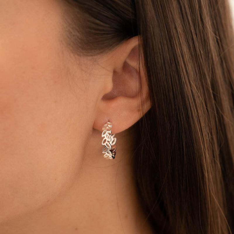 Forgyldt sterlingsølv små creoler øreringe findes også i massiv guld se smykkerne hos sisi copenhagen.