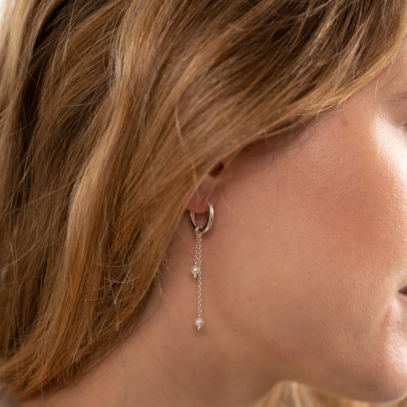 Guldbelagt sølv regnbue farvede halskæde mulighed for at købe smykker som gaveindpakning med personlig hilsen se vores øreringe hos sisi copenhagen.