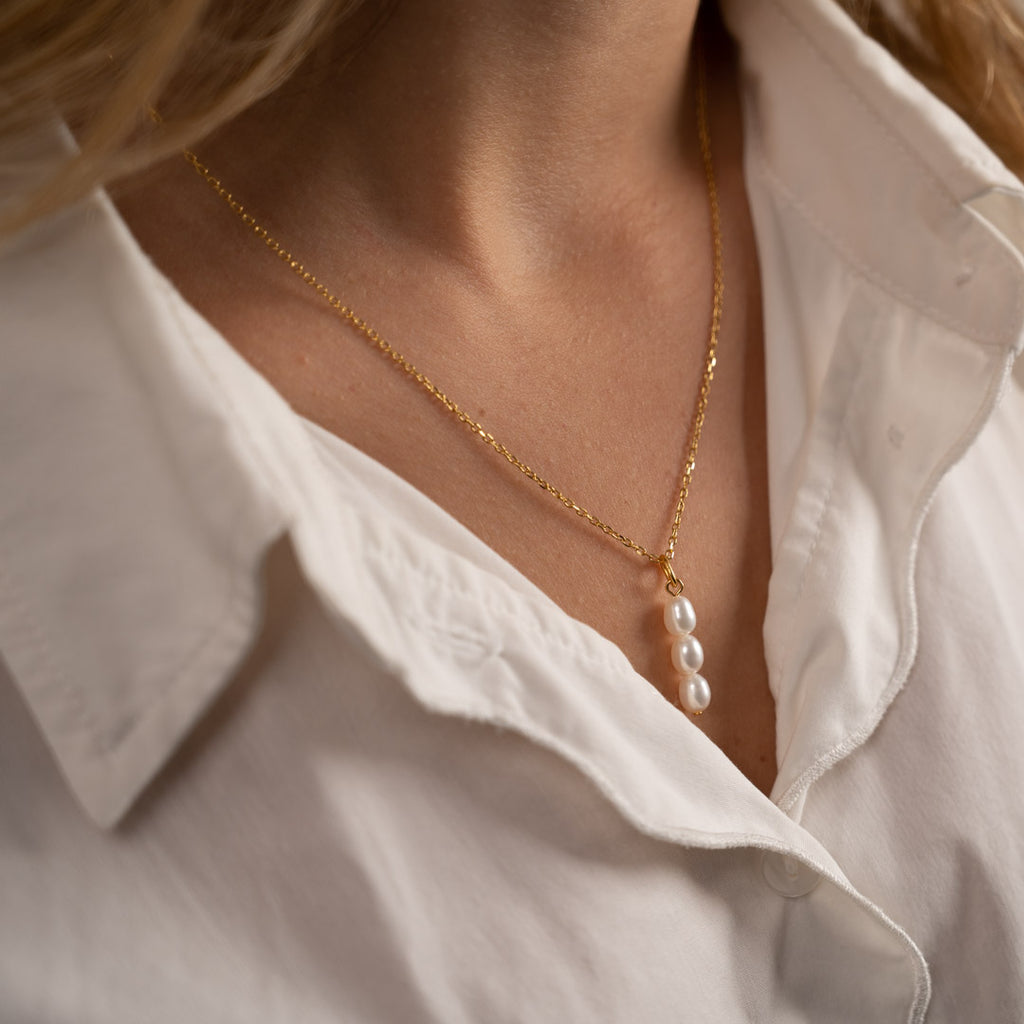 Guldbelagt sølv perle smykkesæt klassiske perler certificeret fairtrade og økologisk materialer kom hos sisi copenhagen østerbro.