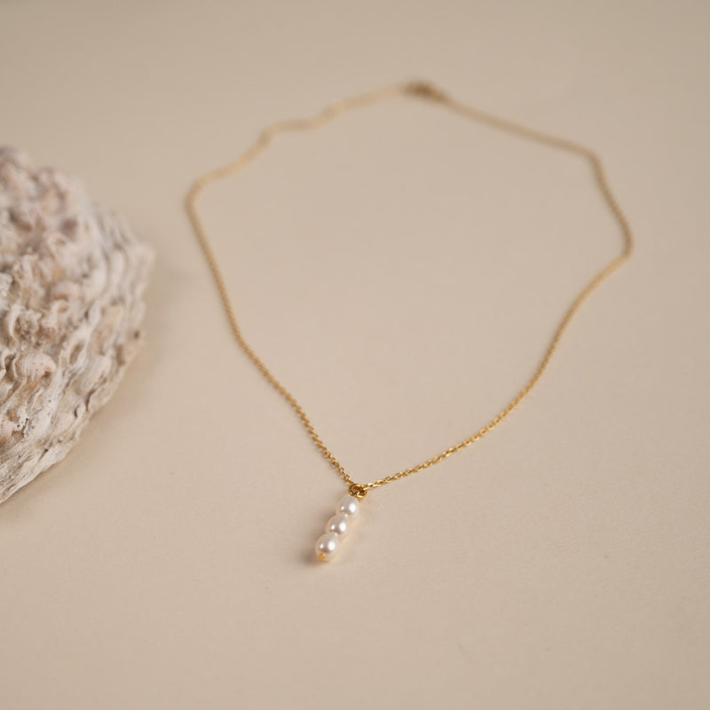 Guldbelagt sølv store creoler perle øreringe klassiske perler fremstilles i eco sølv besøg smykkebutik østerbro sisi copenhagen.