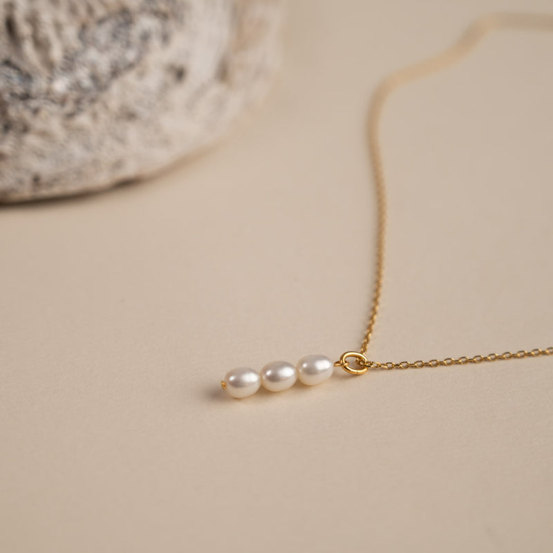 Guldbelagt sølv store creoler perle øreringe klassiske perler fås i flere variationer sisi smykker til kvinder se mere.
