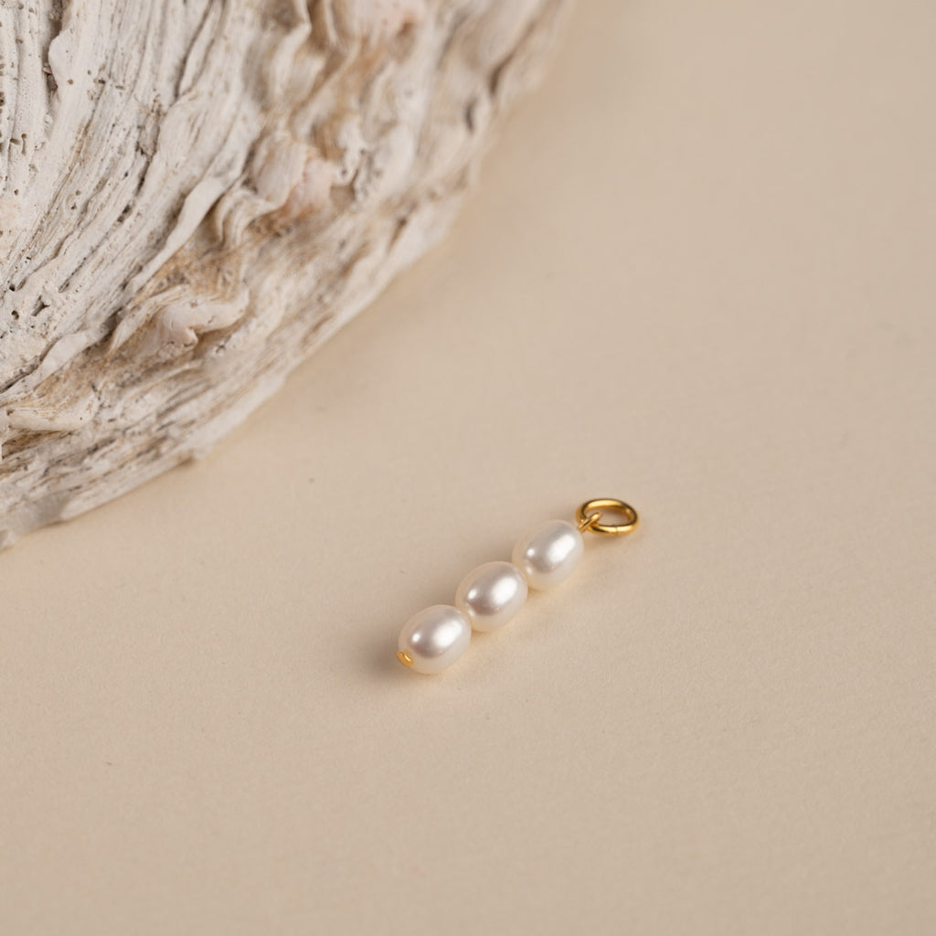 Sølv perle vedhæng klassiske perler i højeste kvalitet bestil dine sisi smykker her.