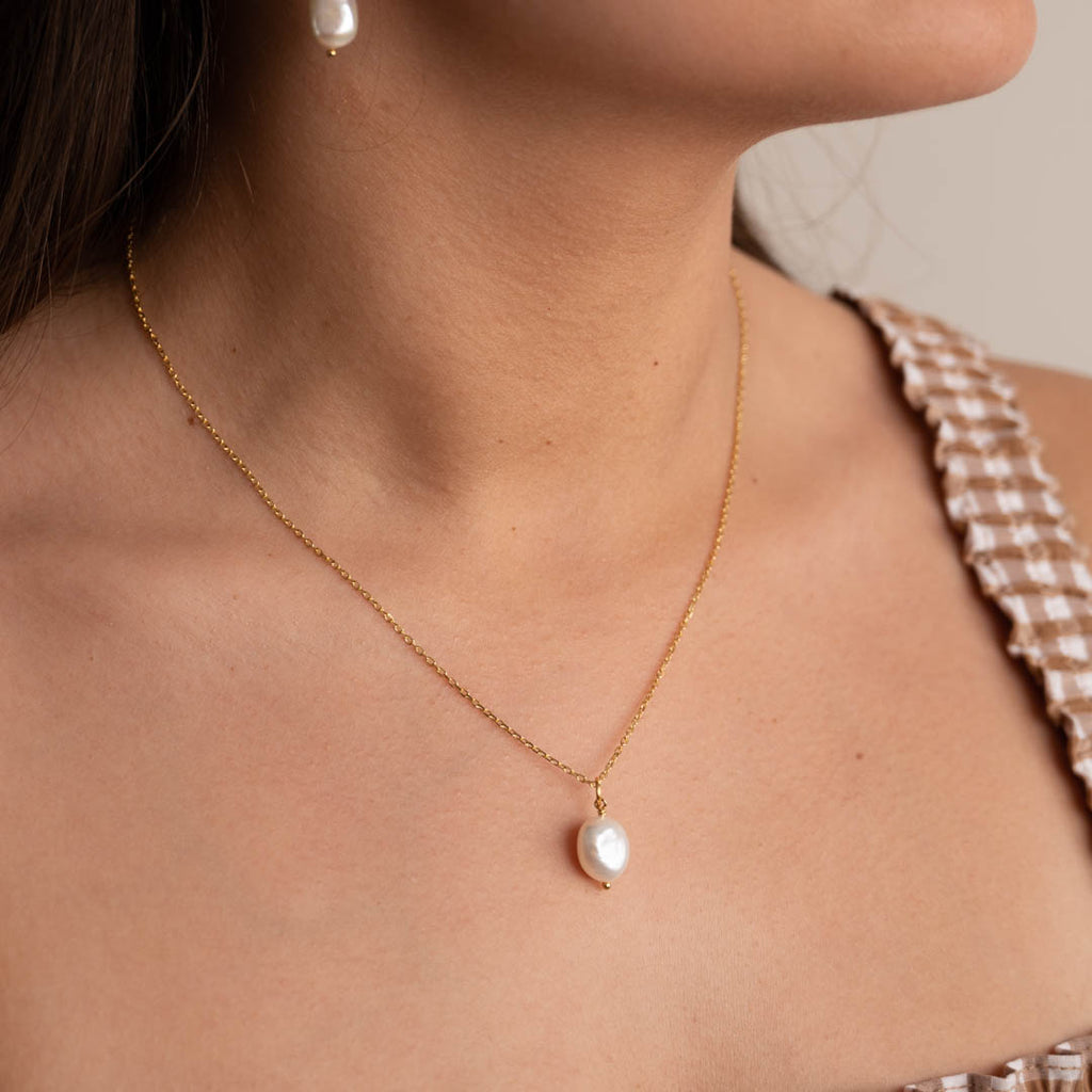 Forgyldt sølv medium perle øreringe barokke perler fremstilles i eco sølv se vores udvalg af smykker.