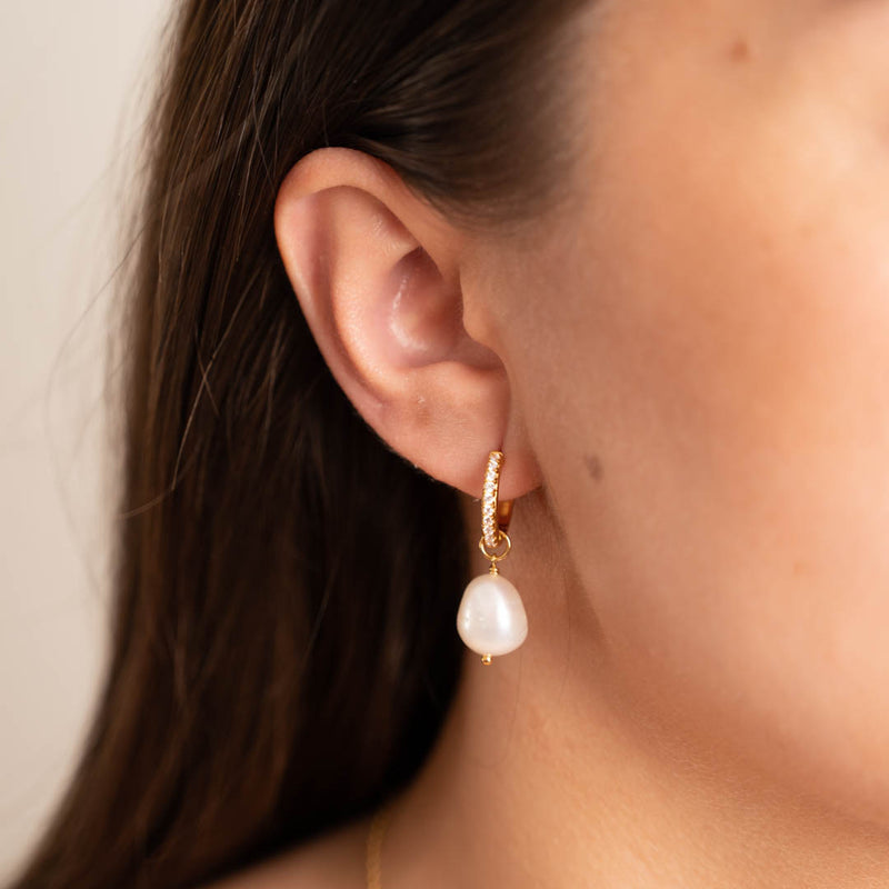Forgyldt sølv store perle øreringe barokke perler bæredygtige og ansvarlige produktionsmetoder læs mere om sisi copenhagen.