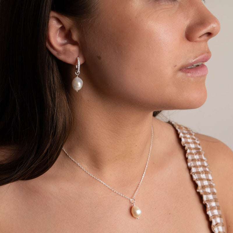 Forgyldt sølv perle vedhæng barokke perler findes også i massiv guld smykker guld og sølv bestil online.