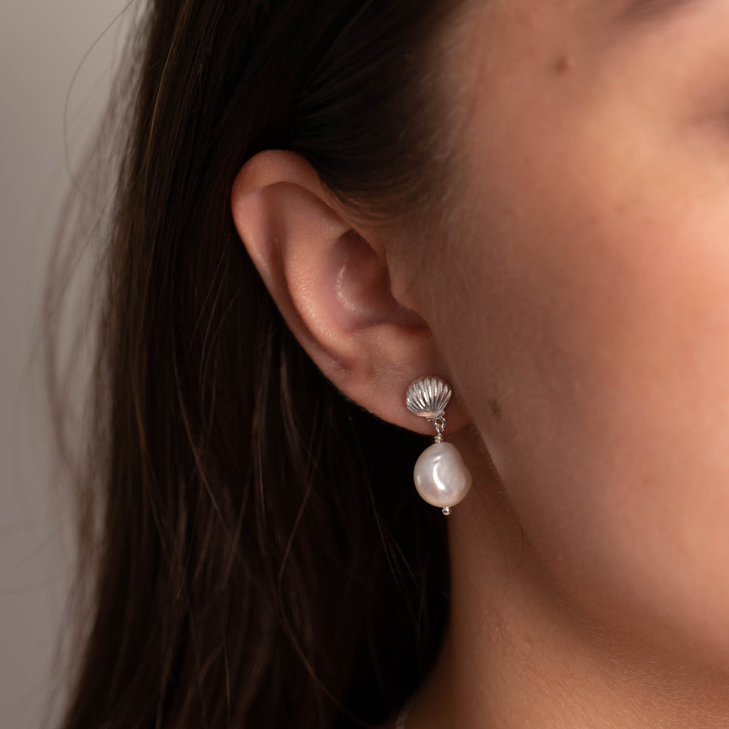Guldbelagt sølv medium ørestikker perle øreringe barokke perler fås i flere variationer kom forbi butik østerbro smykker.