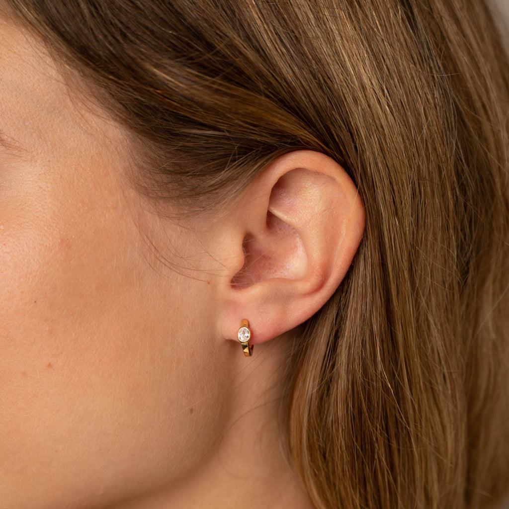 Guldbelagt sølv små creoler øreringe hjerte symbol emalje unikke og eksklusive designs bestil smykker til kvinder fra sisi copenhagen.