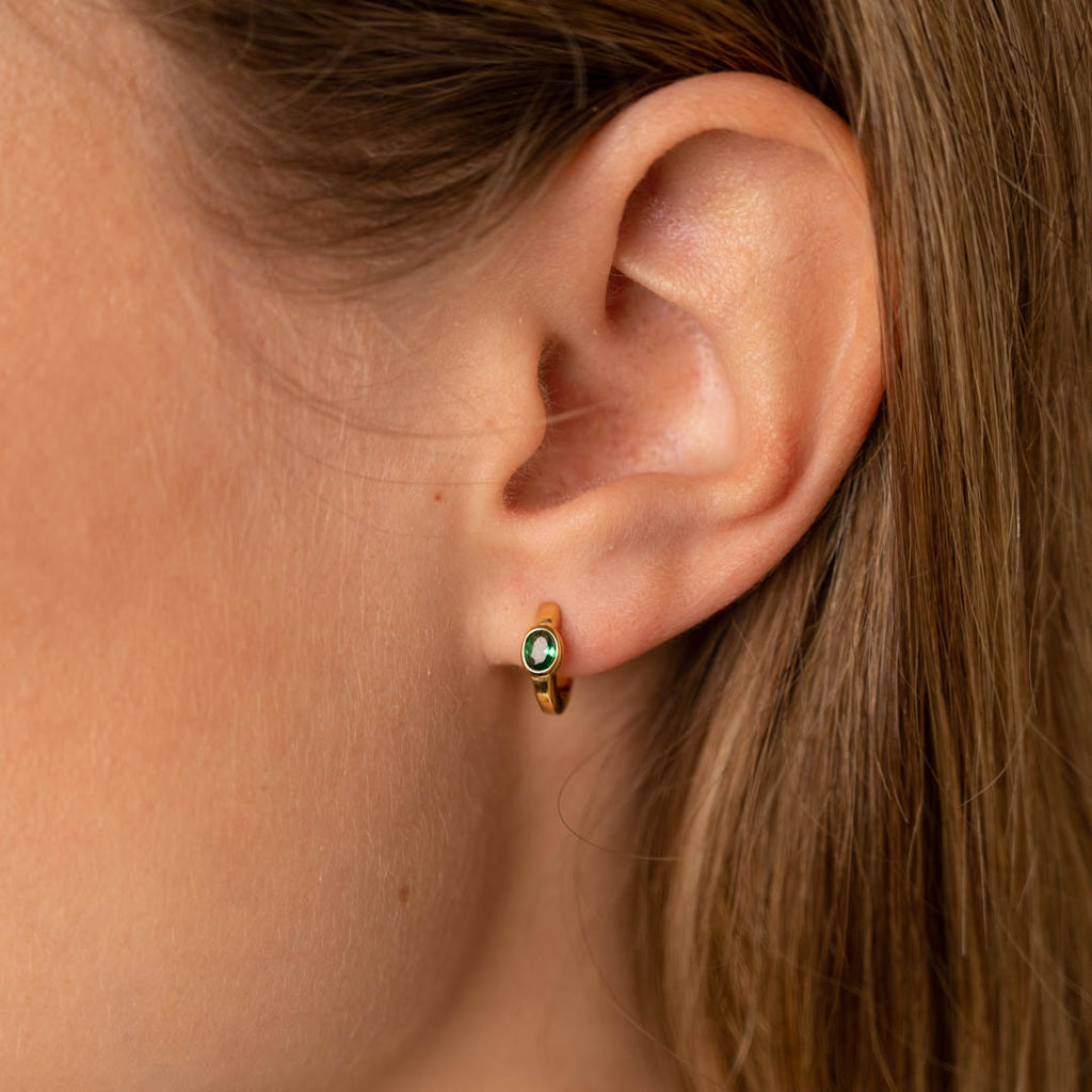Forgyldt sterlingsølv små creoler øreringe hjerte symbol emalje fås i flere variationer bestil smykker til kvinder fra sisi copenhagen.