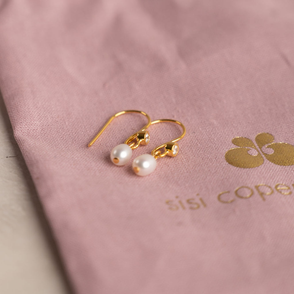 Sterlingsølv mini ørestikker perle øreringe klassiske perler certificeret ægte edelstene og ædle metaller bestil smykker til kvinder fra sisi copenhagen.