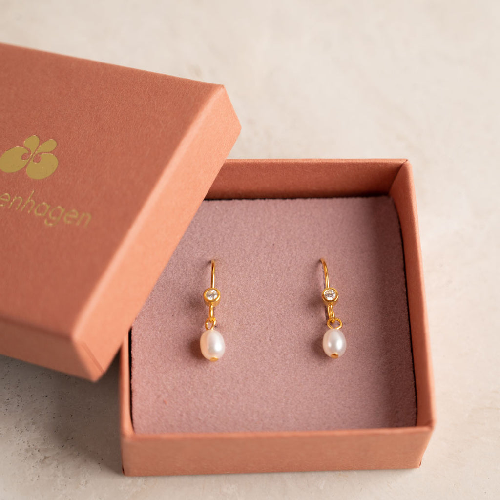Sølv mini ørestikker perle øreringe klassiske perler traditionelle smykker med moderne twist bestil dine sisi smykker her.