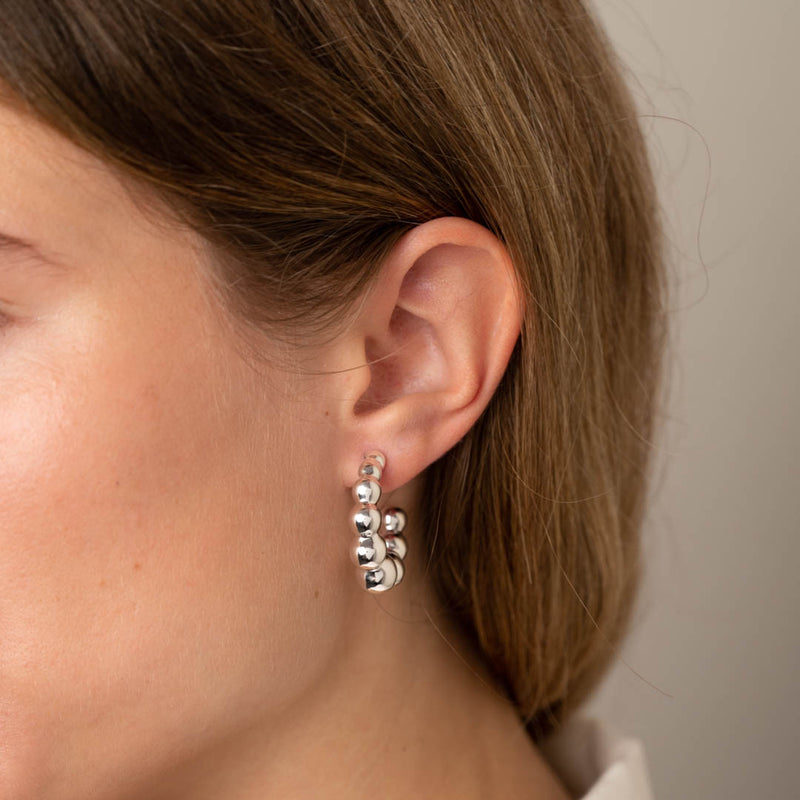 Sølv små ørestikker øreringe fremstillet i eco sterlingsølv se vores smykker til kvinder sisi copenhagen.
