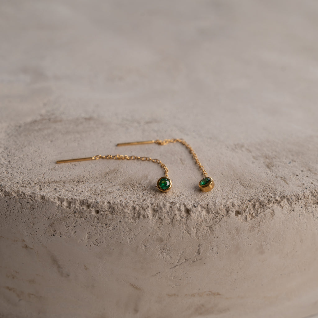 Guldbelagt sølv mini ørestikker regnbue farvede øreringe lang levetid garanti på alle smykker se mere hos sisi copenhagen.
