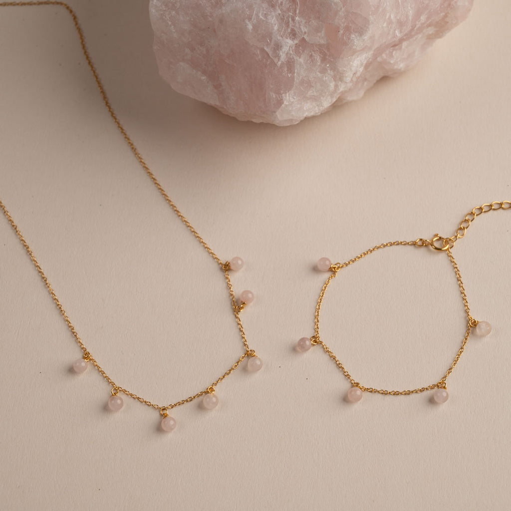 Forgyldt sterlingsølv medium ørestikker perle øreringe klassiske perler barokke perler fremstillet i ægte materialer se vores smykker til kvinder sisi copenhagen.