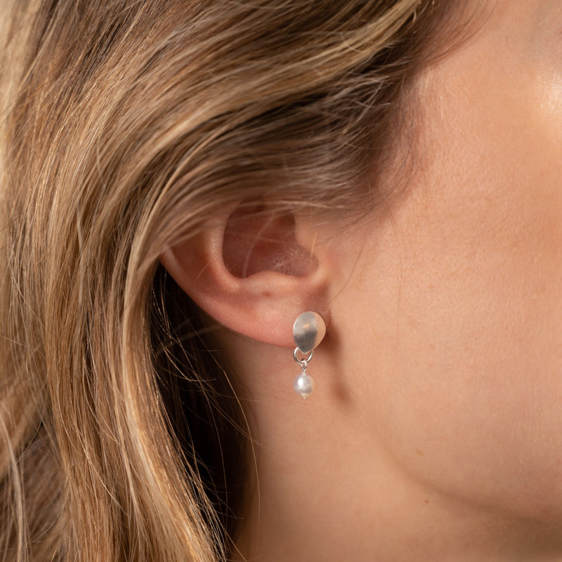 Forgyldt sterlingsølv medium ørestikker perle øreringe klassiske perler barokke perler fremstilles i eco sølv se vores halskæder hos sisi copenhagen.