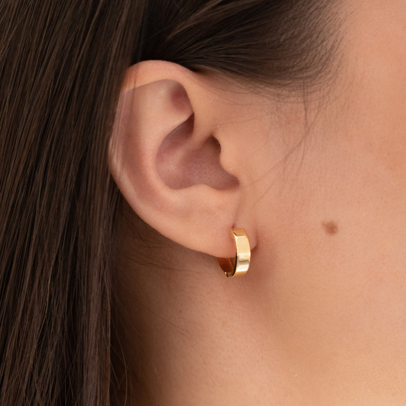 Massiv guld mini ørestikker øreringe i et enkelt design se smykkerne hos sisi copenhagen.