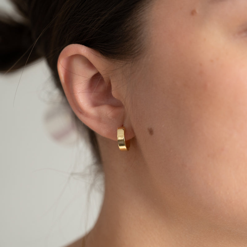 9 karat guld mini ørestikker øreringe i et enkelt design bestil dine sisi smykker her.