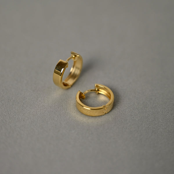 9 karat guld mini ørestikker øreringe til fornuftige priser se mere hos sisi copenhagen.