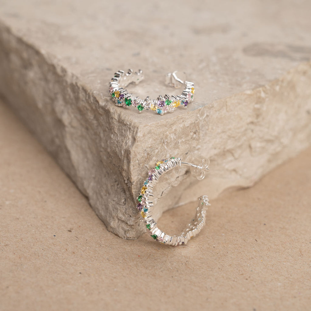 925 sterlingsølv regnbue farvede halskæde fås som smykkesæt se smykkerne hos sisi copenhagen.