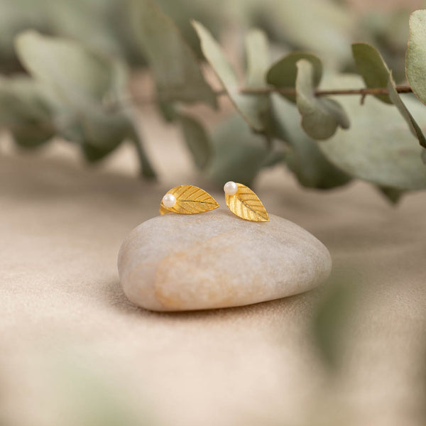 Sølv medium perle øreringe klassiske perler findes også i massiv guld se hos smykkebutik østerbro sisi copenhagen.
