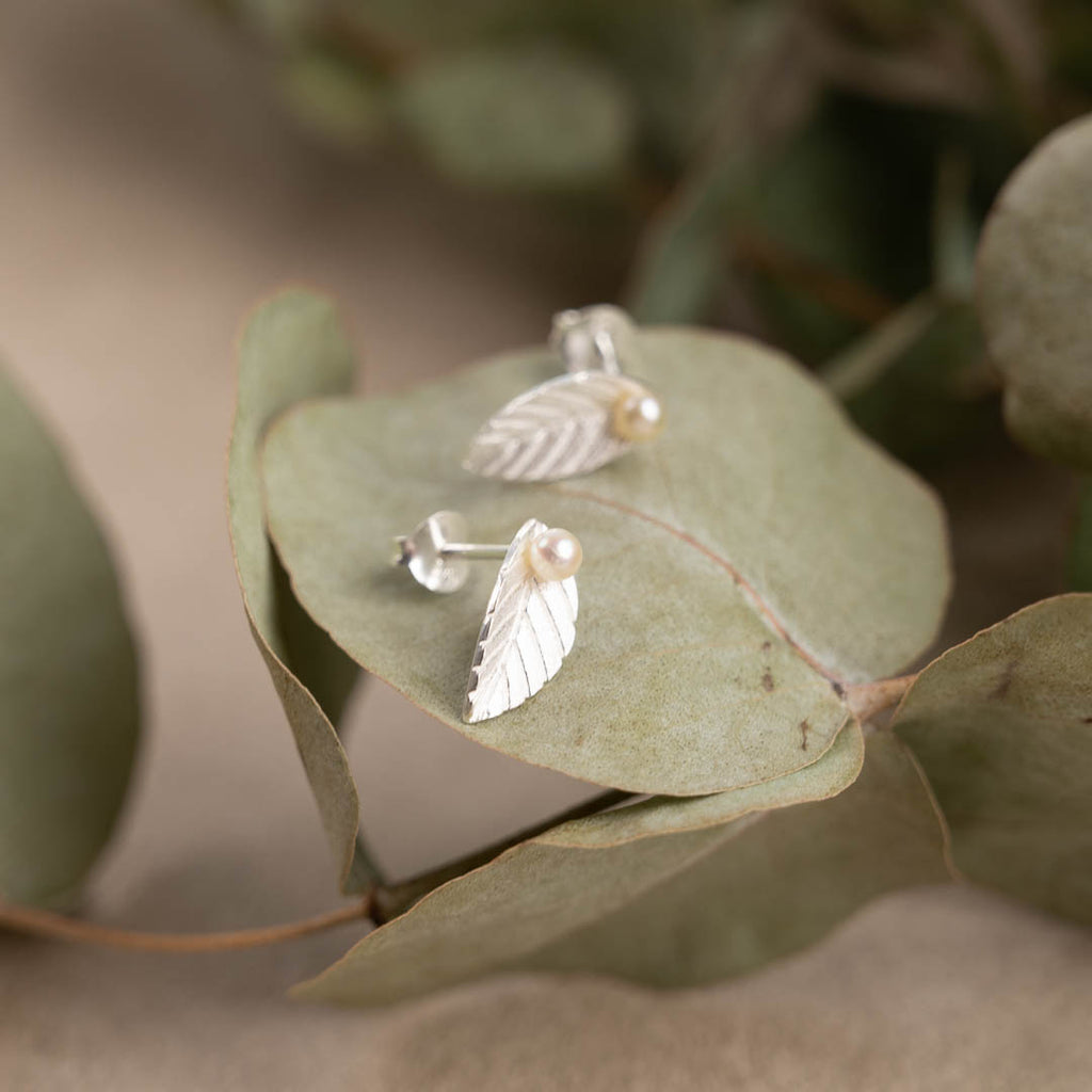 Sølv medium perle øreringe klassiske perler konkurrencedygtige priser bestil hos sisi copenhagen.