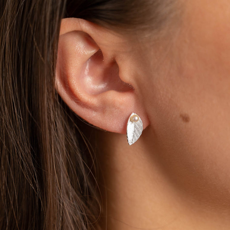 Guldbelagt sølv medium perle øreringe klassiske perler certificeret ægte edelstene og ædle metaller besøg smykkebutik østerbrogade sisi copenhagen.