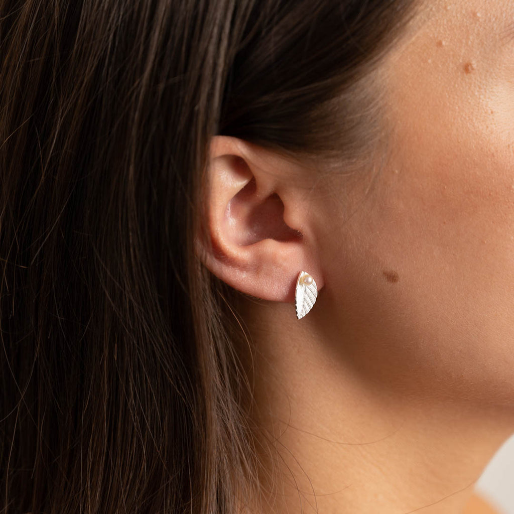 Sølv medium perle øreringe klassiske perler unikke og eksklusive designs se vores halskæder hos sisi copenhagen.