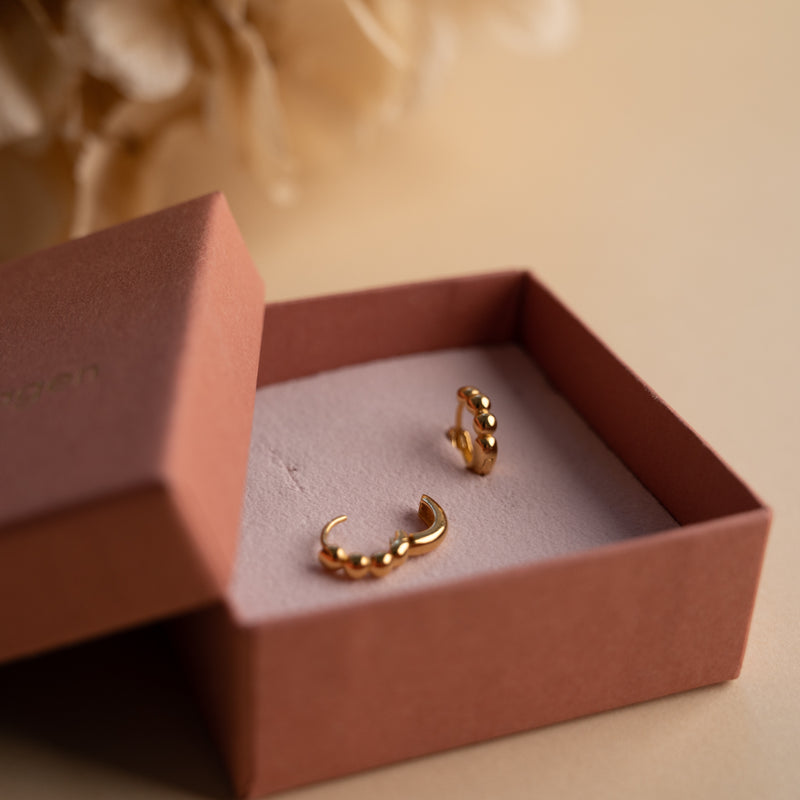 Forgyldt sterlingsølv små øreringe fra dansk smykkefirma se vores udvalg af smykker.