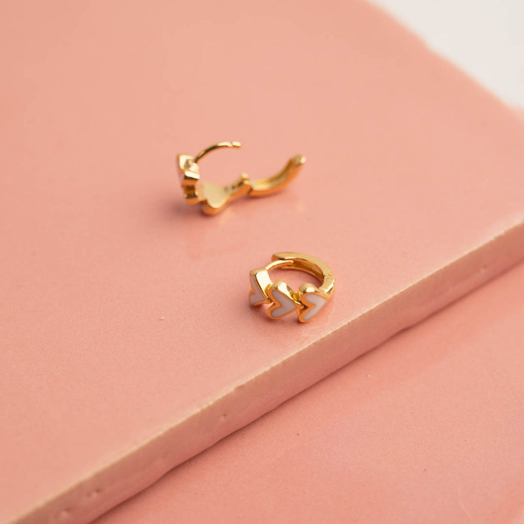 Guldbelagt sølv små ørestikker perle øreringe klassiske perler i høj kvalitet besøg sisi copenhagen og se mere.