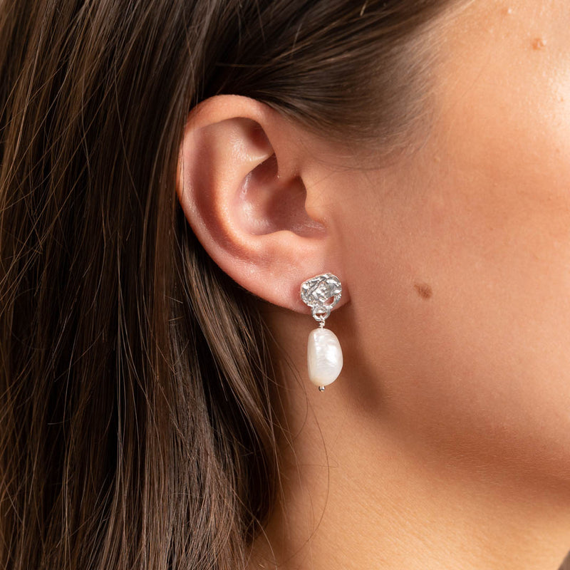 Guldbelagt sølv små øreringe i et enkelt design se vores øreringe hos sisi copenhagen.