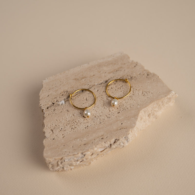 Sølv medium creoler perle øreringe klassiske perler traditionelle smykker med moderne twist se smykkerne hos sisi copenhagen.