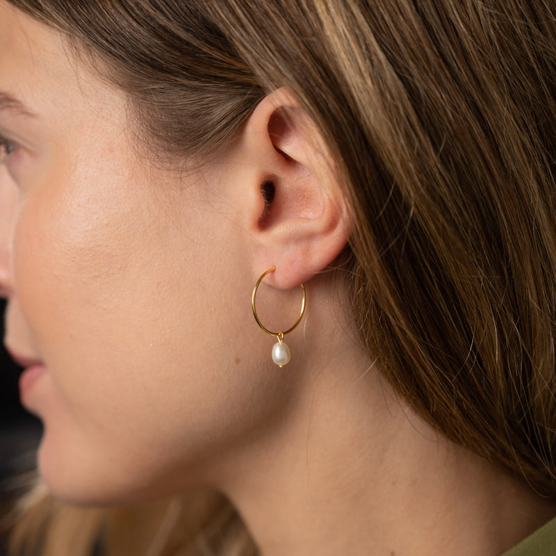 Sølv medium creoler perle øreringe klassiske perler findes også i massiv guld sisi smykker til kvinder se mere.