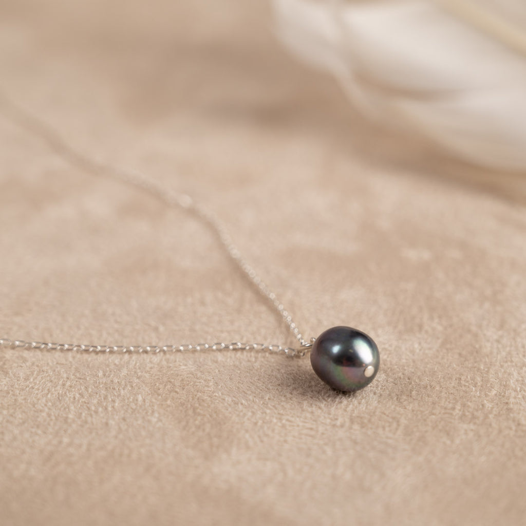 Forgyldt sølv perle vedhæng klassiske perler fås i guld og sølv besøg smykkebutik østerbrogade sisi copenhagen.