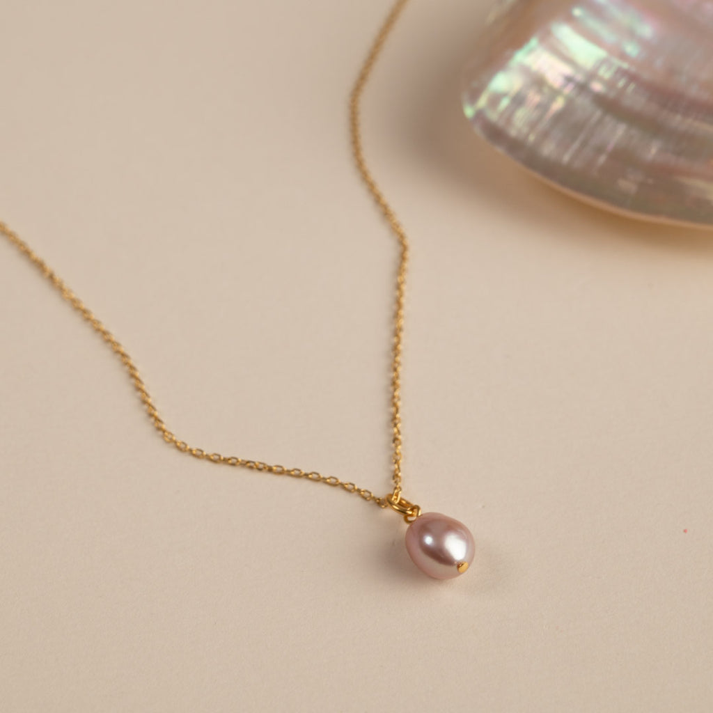 Guldbelagt sølv perle vedhæng barokke perler mulighed for tilpasning og skræddersyede smykker se vores halskæder hos sisi copenhagen.
