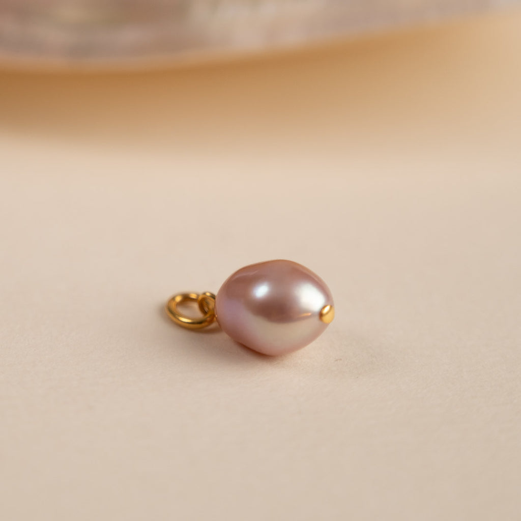 Forgyldt sølv perle vedhæng barokke perler i eco friendly guld og sølv bestil hos sisi copenhagen.