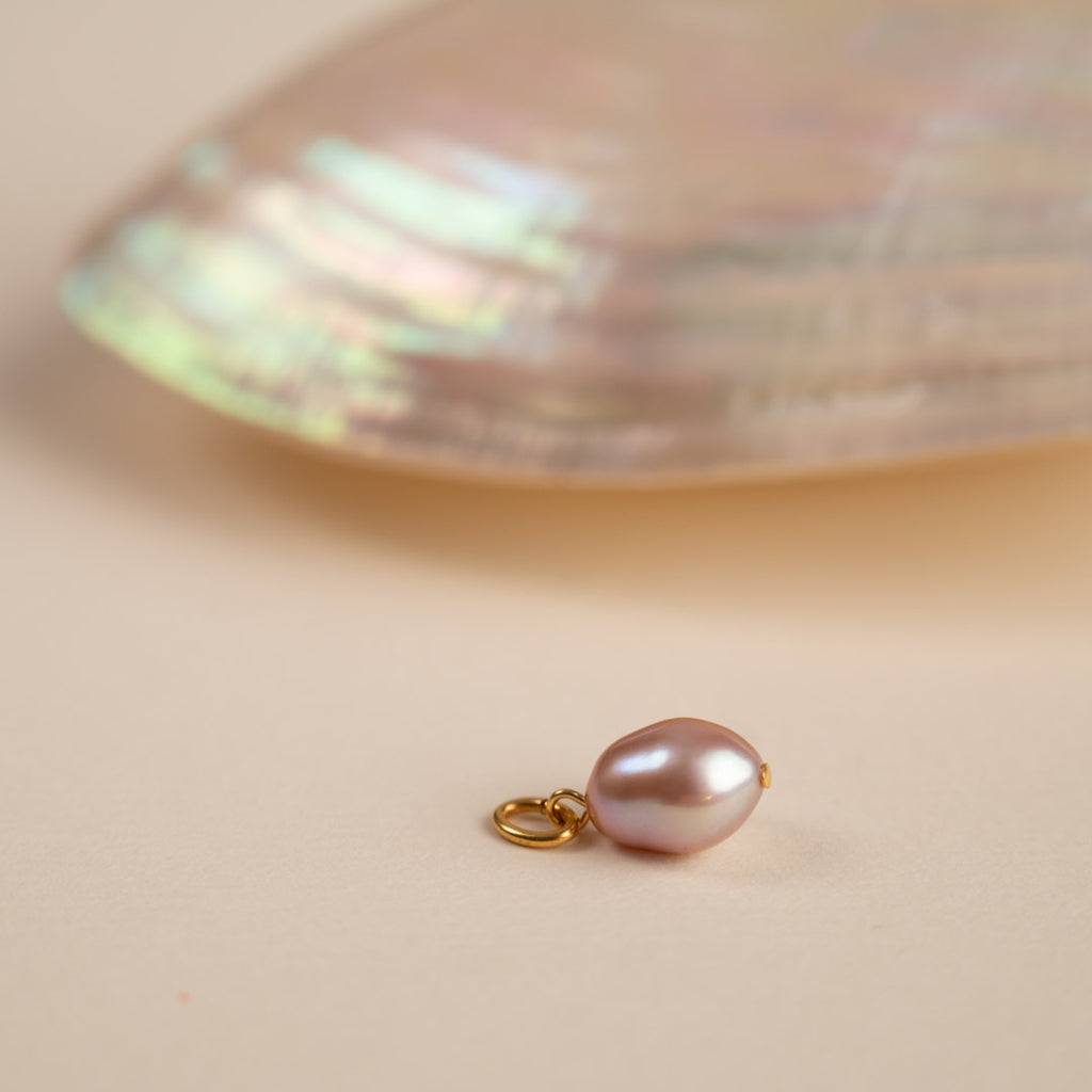 Forgyldt sterlingsølv perle vedhæng barokke perler i et enkelt design bestil dine sisi smykker her.