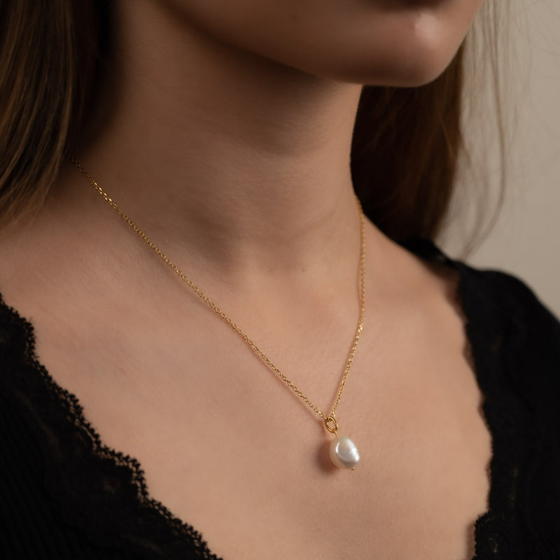 Guldbelagt sølv medium ørestikker perle øreringe klassiske perler barokke perler lang levetid garanti på alle smykker besøg smykkeforretning østerbrogade.