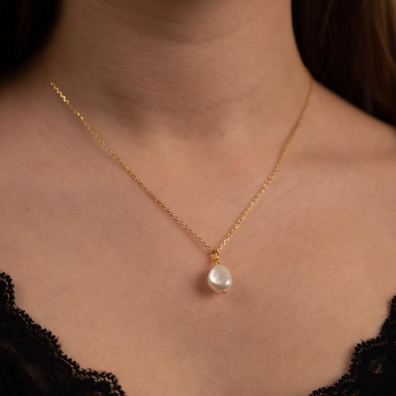 Forgyldt sølv medium ørestikker perle øreringe klassiske perler barokke perler traditionelle smykker med moderne twist se vores øreringe hos sisi copenhagen.