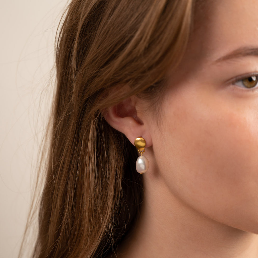 Forgyldt sterlingsølv store creoler perle øreringe barokke perler fremstillet i bæredygtige materialer bestil smykker til kvinder fra sisi copenhagen.