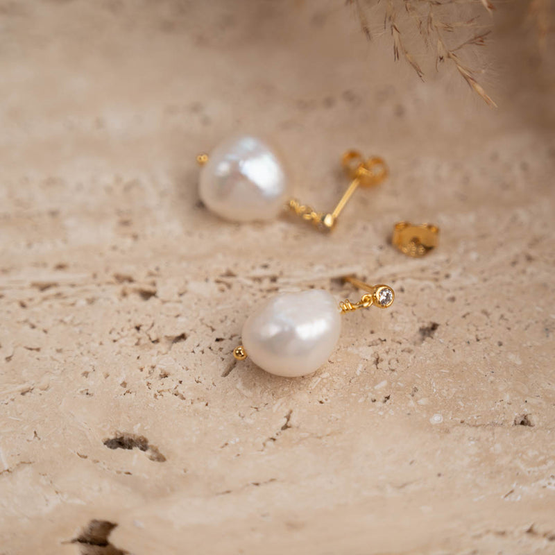 Sølv medium ørestikker perle øreringe barokke perler i et enkelt design kom forbi smykkebutik østerbro.